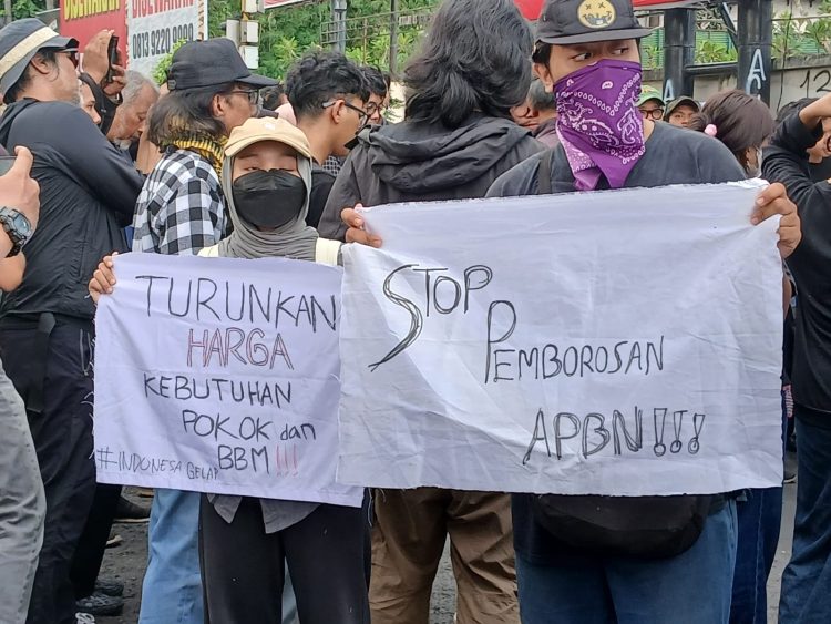 RAKYAT DIPAKSA BERHEMAT, ELIT NEGARA TERUS BERPESTA ANGGARAN