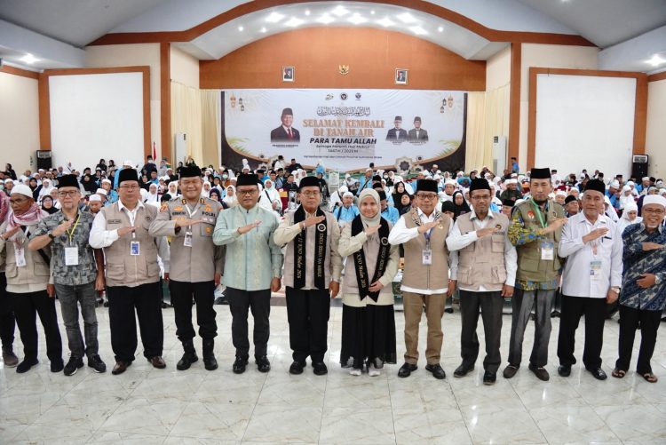 Ketua PPIH Sambut Kepulangan Kloter 12 Debarkasi Medan, 357 Jemaah Haji Didorong Menjadi Teladan Kemabruran di Tengah Masyarakat