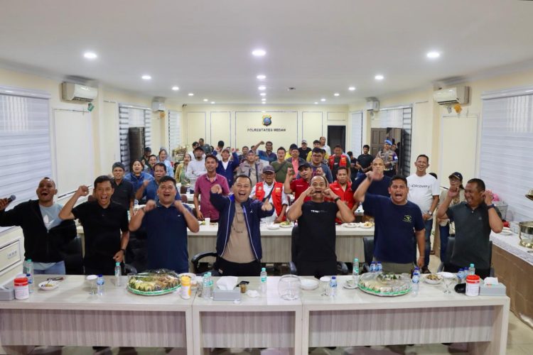 Kapolrestabes Medan Nobar Kick Off Piala Dunia 2026 Bersama Personel dan Masyarakat