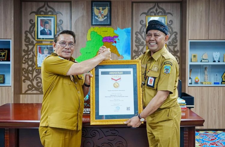 Wagub Ingkong Raih Penghargaan Tokoh Inspiratif Indonesia dari SMSI