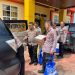 Sambut HUT Bhayangkara ke-80, Polsek Pulau Derawan Tebar Kepedulian Lewat Anjangsana dan Bansos