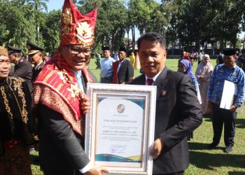 Momen HUT 80 Tahun Kab. Deli Serdang dan Bhayangkara, Bupati Hadiahkan Fery Kusnadi Penghargaan