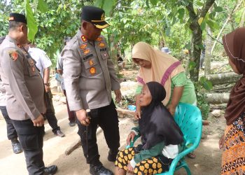 Kapolres Simalungun Turun Langsung, Salurkan Bantuan Kemanusiaan bagi Korban Angin Puting Beliung di Pematang Bandar
