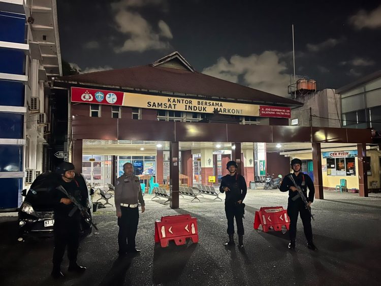Brimob Polda Kaltim Siaga Penuh, Perketat Pengamanan Samsat Balikpapan di Malam Hari