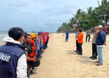 TIM PAMMAT POLDA KALTIM GERAK CEPAT, SATU ANAK MASIH DALAM PENCARIAN DI PANTAI BALIKPAPAN