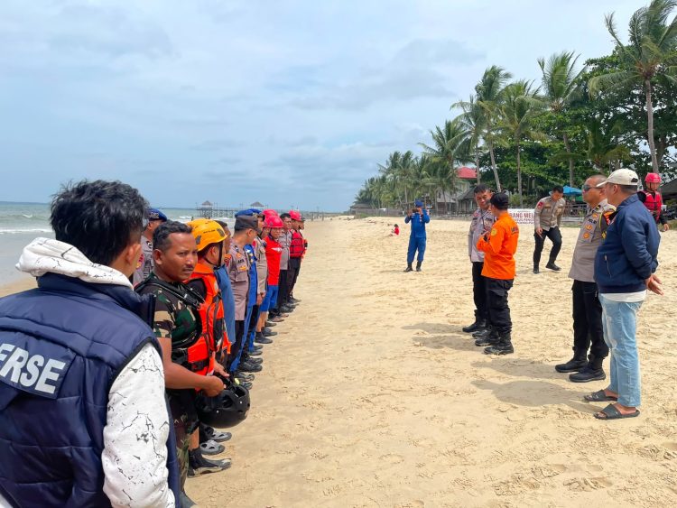TIM PAMMAT POLDA KALTIM GERAK CEPAT, SATU ANAK MASIH DALAM PENCARIAN DI PANTAI BALIKPAPAN