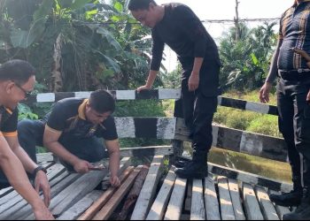 Wujud Kepedulian terhadap Keselamatan Warga, Polsek Babulu Bergerak Cepat Perbaiki Jembatan Penghubung
