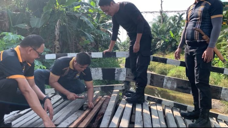 Wujud Kepedulian terhadap Keselamatan Warga, Polsek Babulu Bergerak Cepat Perbaiki Jembatan Penghubung