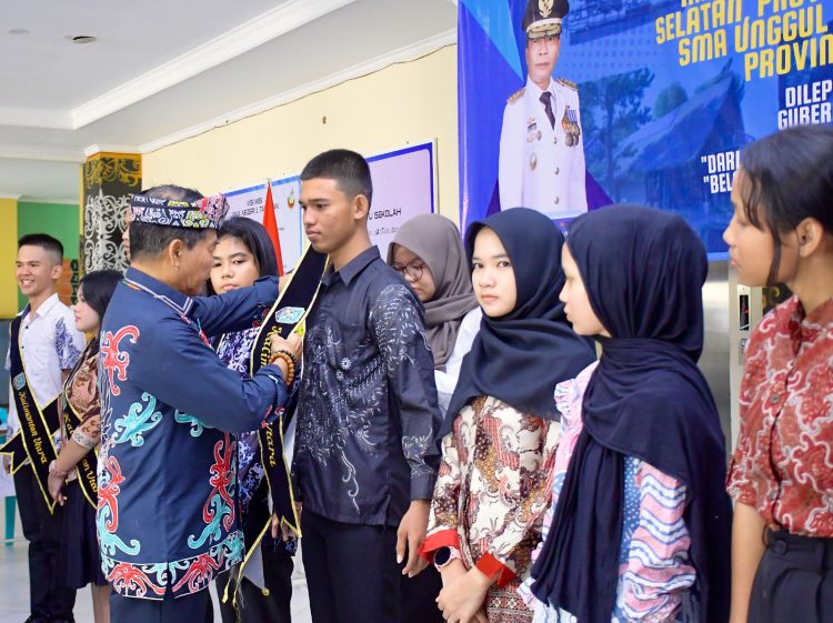 Gubernur Lepas Angkatan Pertama SMA Unggul Garuda, Titip Harumkan Nama Daerah