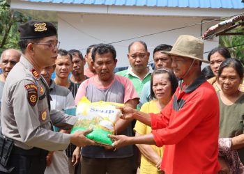 Wujud Kepedulian Pasca Banjir, Polres Tapanuli Tengah Salurkan Paket Sembako untuk Warga Hutanabolon