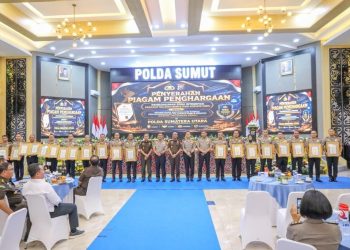 Kapolda Sumut Serahkan Penghargaan ZI dan Pelayanan Prima kepada Satker Berprestasi
