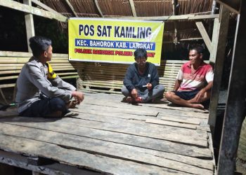 Sambangi Pos Kamling di Desa Suka Rakyat, Bhabinkamtibmas Polsek Bahorok Sampaikan Pesan Kamtibmas kepada Warga