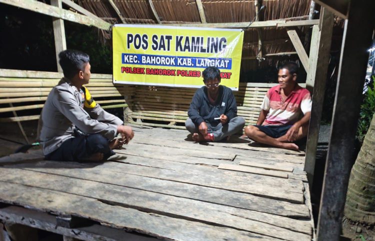 Sambangi Pos Kamling di Desa Suka Rakyat, Bhabinkamtibmas Polsek Bahorok Sampaikan Pesan Kamtibmas kepada Warga