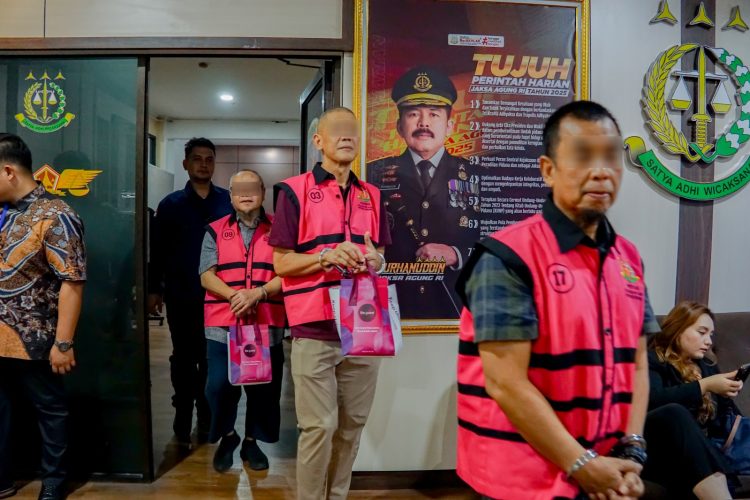 Enam Tersangka Korupsi Tata Kelola Minyak Pertamina Diserahkan ke Jaksa, Lima Ditahan