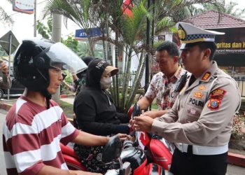Polres Langkat Bagikan 500 Bendera Merah Putih, Bangkitkan Semangat Kemerdekaan di Tengah Masyarakat