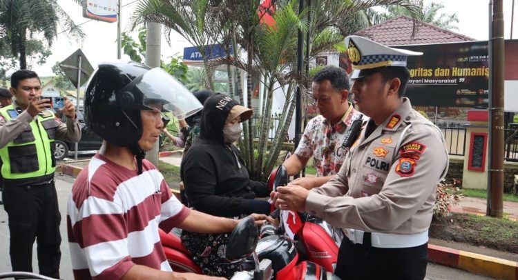 Polres Langkat Bagikan 500 Bendera Merah Putih, Bangkitkan Semangat Kemerdekaan di Tengah Masyarakat