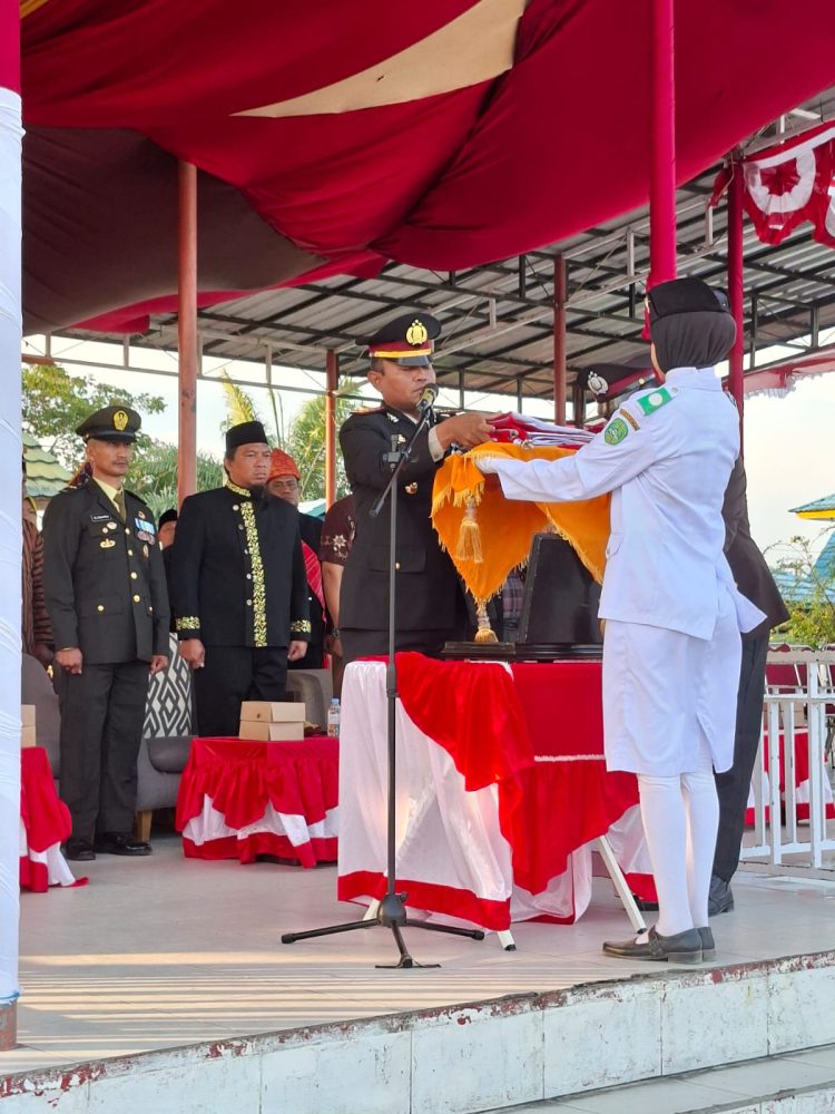 Upacara Aubade HUT ke-81 RI di Samboja, Kapolsek AKP Mohamad Yazid Pimpin Jalannya Upacara