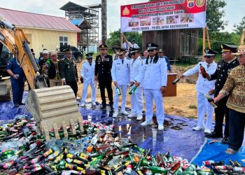 Polsek Tabang Tegas Berantas Peredaran Miras, Ratusan Botol Dimusnahkan