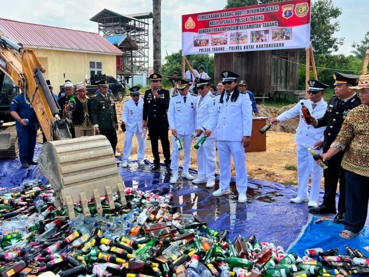 Polsek Tabang Tegas Berantas Peredaran Miras, Ratusan Botol Dimusnahkan