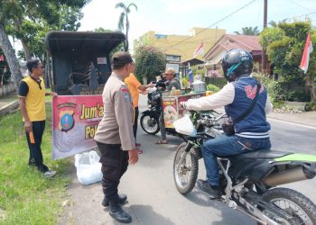 Polsek Kuala, Berbagi Nasi Kotak Sambil Pererat Kedekatan dengan Masyarakat
