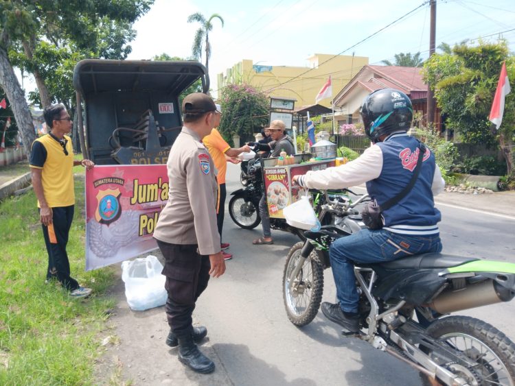 Polsek Kuala, Berbagi Nasi Kotak Sambil Pererat Kedekatan dengan Masyarakat
