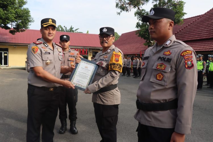 Kapolres Binjai Berikan Penghargaan Dan Apresiasi Terhadap Personel Yang Berprestasi