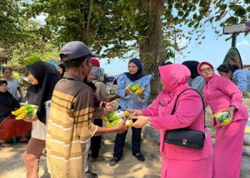 Polwan dan Bhayangkari Polda Kaltim Tegaskan Kepedulian, 300 Kilogram Gula Disalurkan kepada Warga