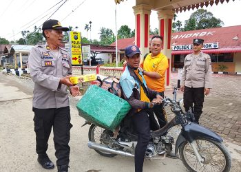 Jum’at Berkah, Polisi Bagikan Nasi Kotak Kepada masyarakat Bahorok