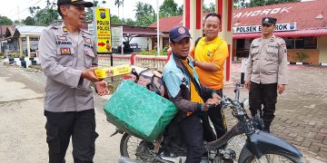 Jum’at Berkah, Polisi Bagikan Nasi Kotak Kepada masyarakat Bahorok