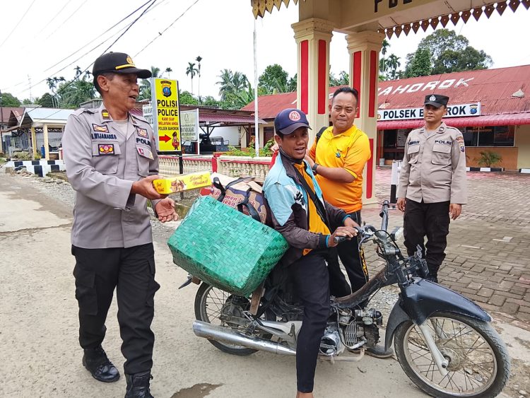 Jum’at Berkah, Polisi Bagikan Nasi Kotak Kepada masyarakat Bahorok